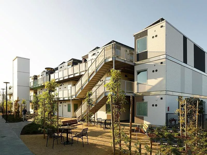 Xaniyên Konteynirê Prefabrîk ên Pir Çîrok